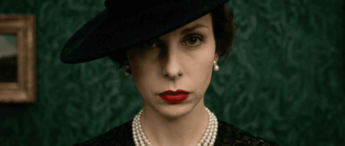 Whip pan between woman and fox painting